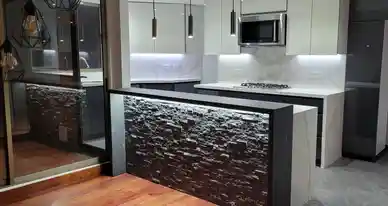Cocina abierta con tonos fríos
