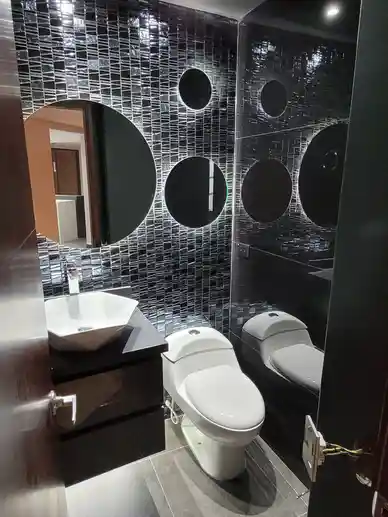 Baño oscuro con iluminación indirecta