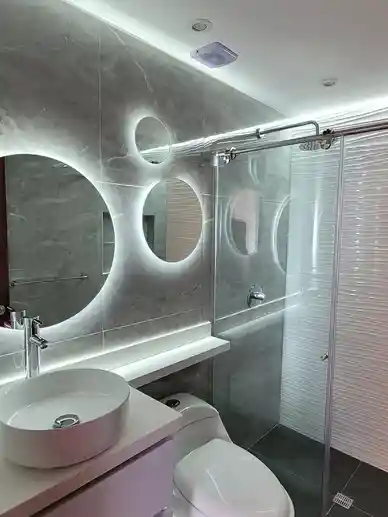 Baño claro con texturas diversas