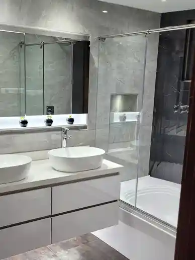 Baño principal con tina removible