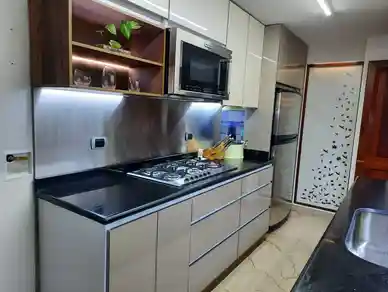 Cocina con granito y acero inoxidable