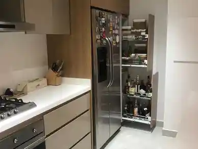 Cocina abierta con colores cálidos