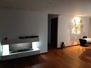 Chimenea con obras de arte iluminadas