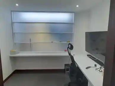 Oficina con vidrio antireflejo y melaminas de alto brillo