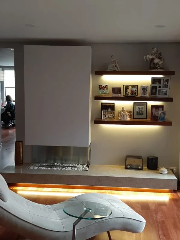 Chimenea con iluminación de profundidad