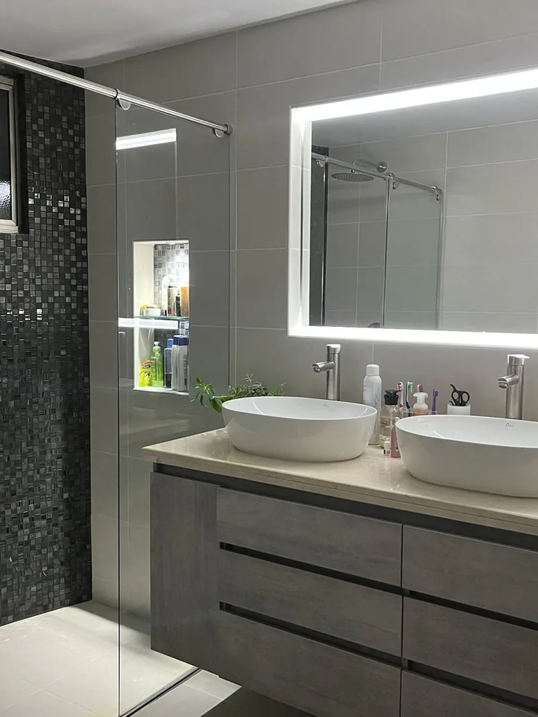 Baño principal con doble lavamanos