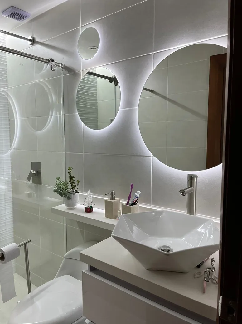 Baño de alcobas con iluminación clara
