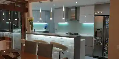 Cocina con luces y sombras