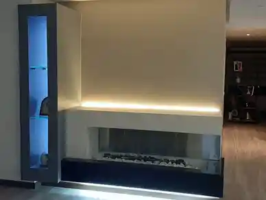 Chimenea con nichos iluminados
