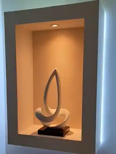 Entrada con estructura retroiluminada