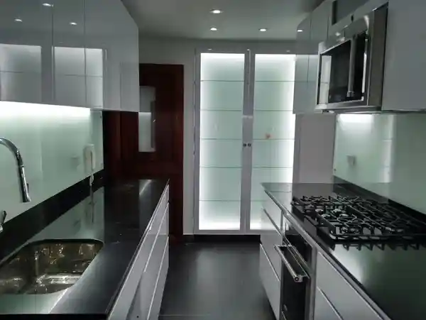 Cocina con cristalería retroiluminada