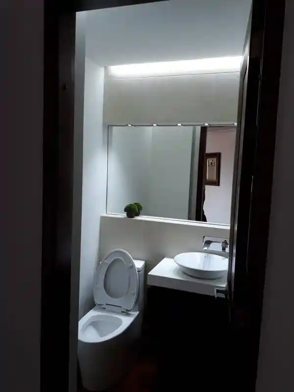 Baño social con iluminación auxiliar