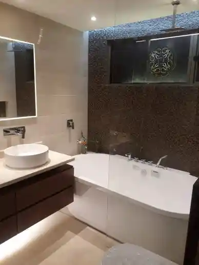 Baño principal con vitral