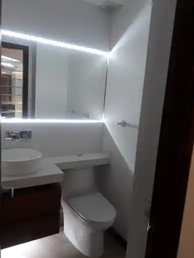 Baño social con iluminación auxiliar