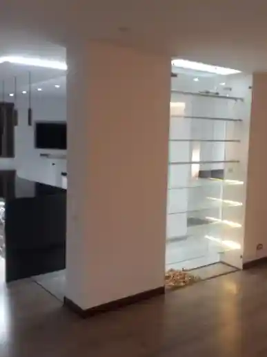 Cristalería con claraboya artificial