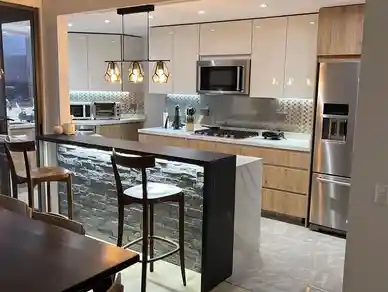 Cocina abierta con mezcla de materiales