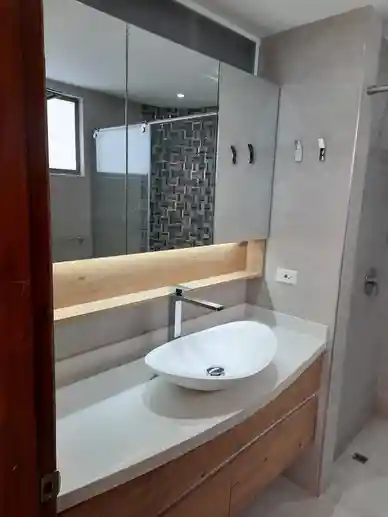 Baño con materiales diversos