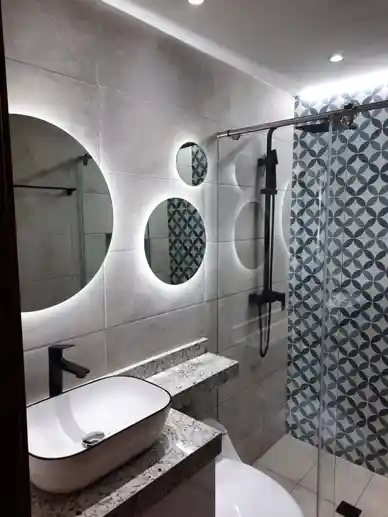 Baño vintage con accesorios negros