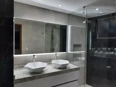 Baño minimalista con lavamanos hexagonales