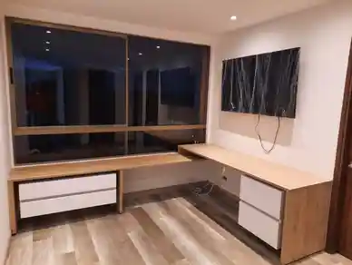 Estudio con escritorio en L