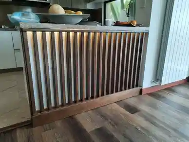 Cocina renovada con barra iluminada