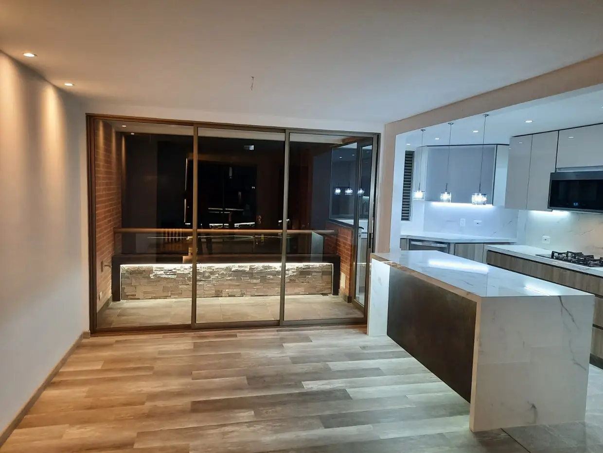 Interior con materiales de calidad y acabados refinados
