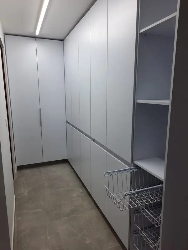 Vestier minimalista con almacenamiento eficiente
