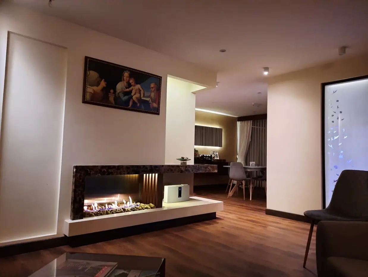 Sala con chimenea encendida e iluminación cálida
